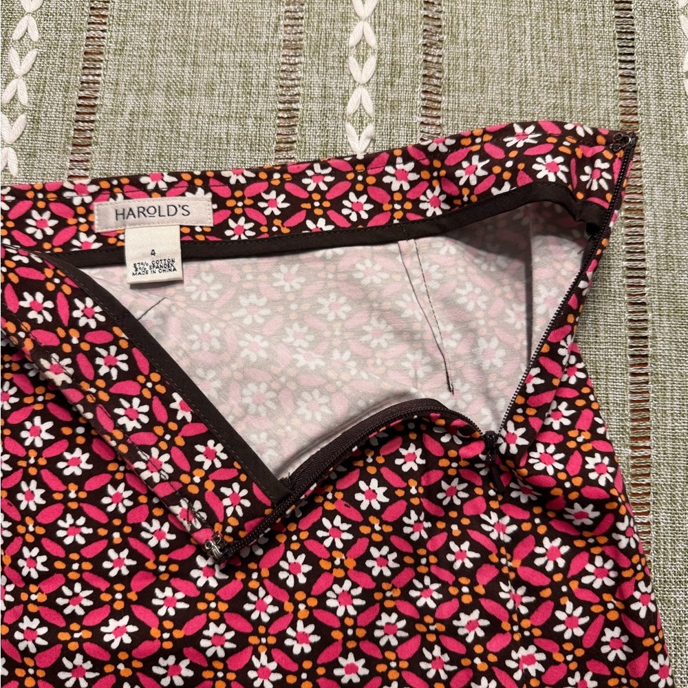 Harold's Women’s Red and Pink Floral Retro A-Line Skirt Scalloped Hem Size 4 - Picture 4 of 7